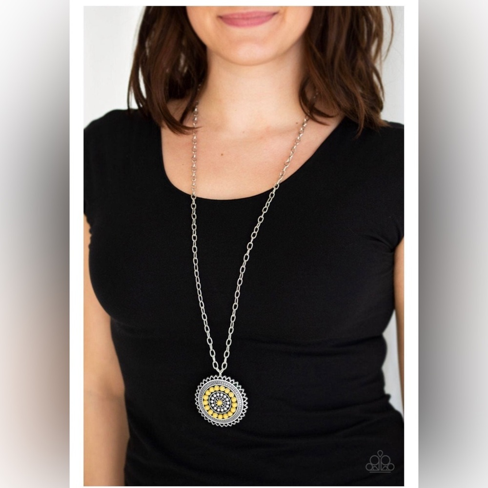 Beautiful yellow and Silvertone pendant necklace